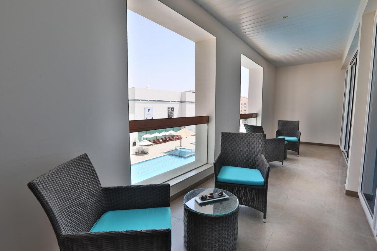 โรงแรมฮิลี่ เรย์ฮาน บาย โรทาน่า อัลอิน ภายนอก รูปภาพ A balcony at the hotel