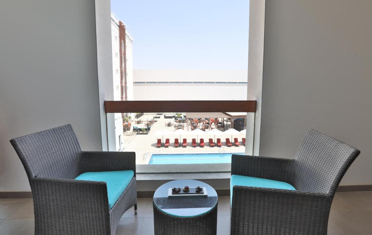 โรงแรมฮิลี่ เรย์ฮาน บาย โรทาน่า อัลอิน ภายนอก รูปภาพ A balcony at the hotel