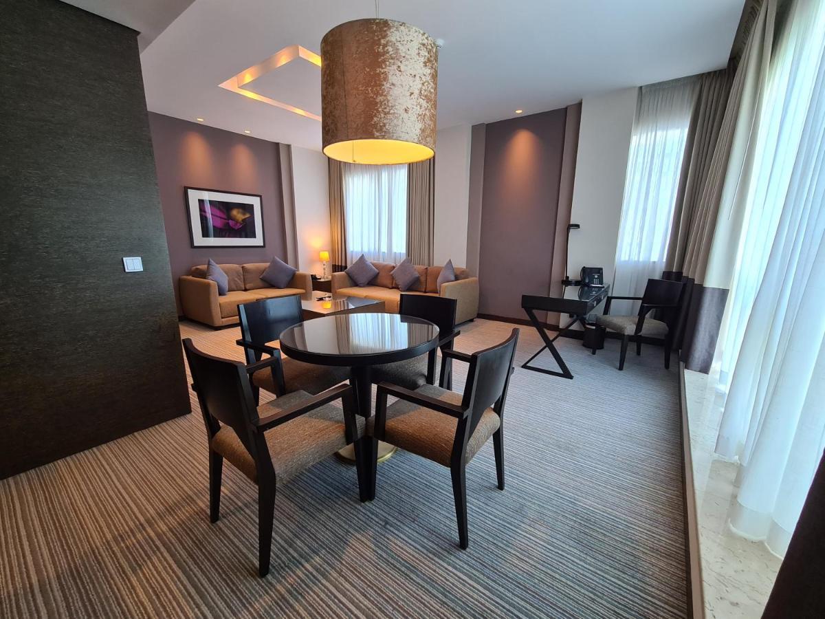 โรงแรมฮิลี่ เรย์ฮาน บาย โรทาน่า อัลอิน ภายนอก รูปภาพ A suite at the hotel
