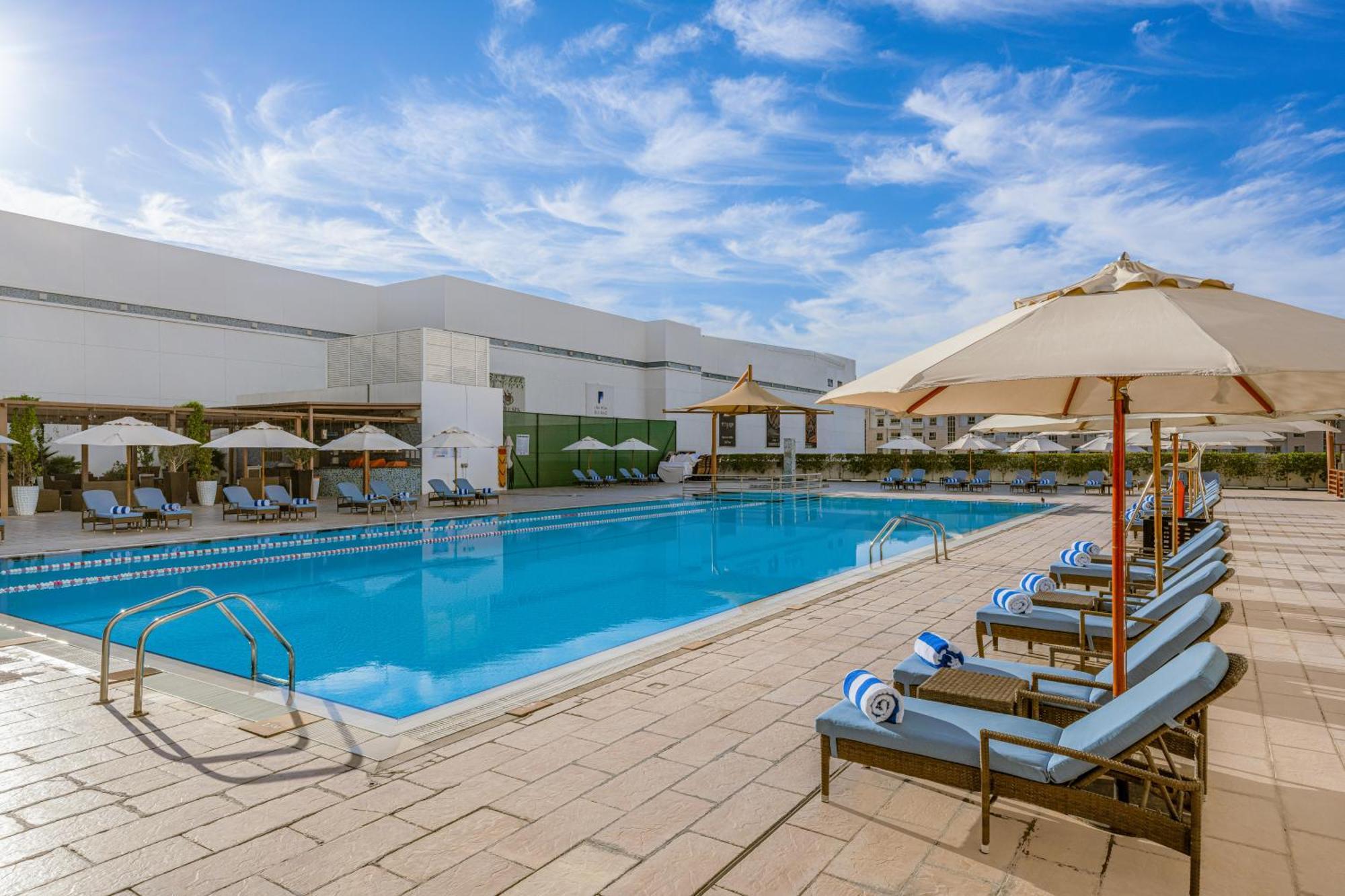 โรงแรมฮิลี่ เรย์ฮาน บาย โรทาน่า อัลอิน ภายนอก รูปภาพ The swimming pool at the hotel