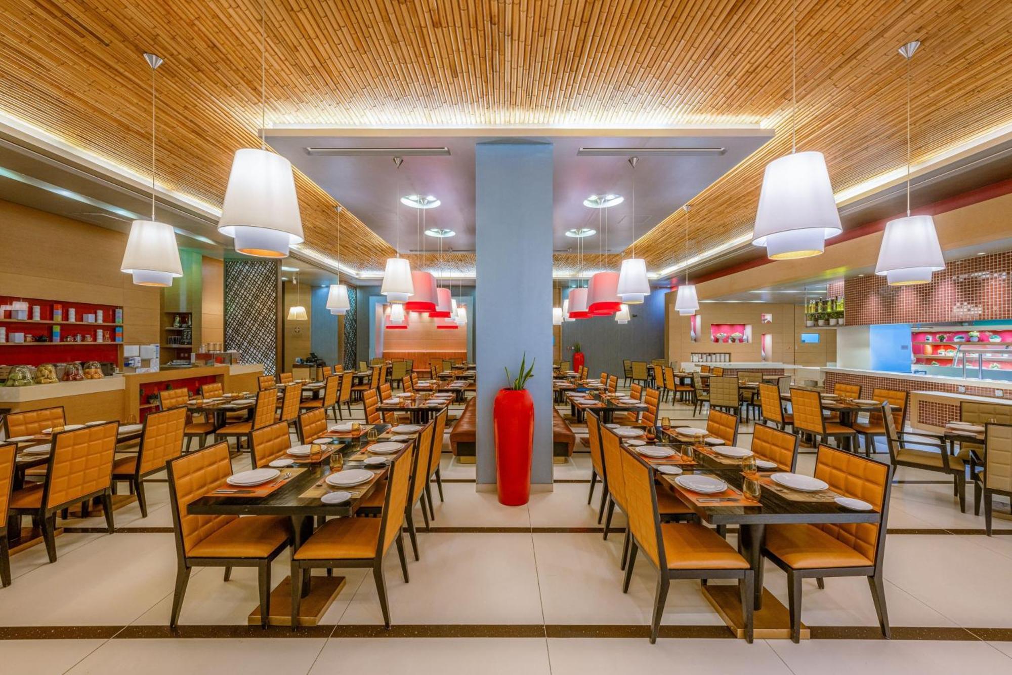 โรงแรมฮิลี่ เรย์ฮาน บาย โรทาน่า อัลอิน ภายนอก รูปภาพ The interior of a typical buffet restaurant