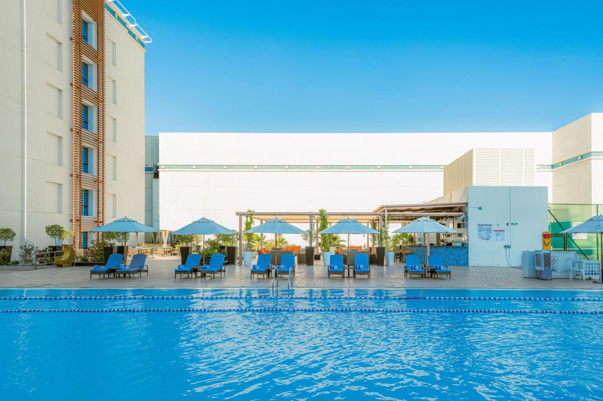 โรงแรมฮิลี่ เรย์ฮาน บาย โรทาน่า อัลอิน ภายนอก รูปภาพ The swimming pool at the hotel