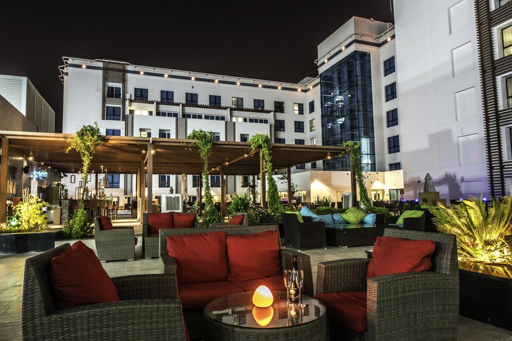 โรงแรมฮิลี่ เรย์ฮาน บาย โรทาน่า อัลอิน ภายนอก รูปภาพ The hotel's rooftop lounge